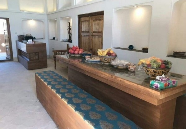رستوران اقامتگاه سنتی قلعه وزیر میبد